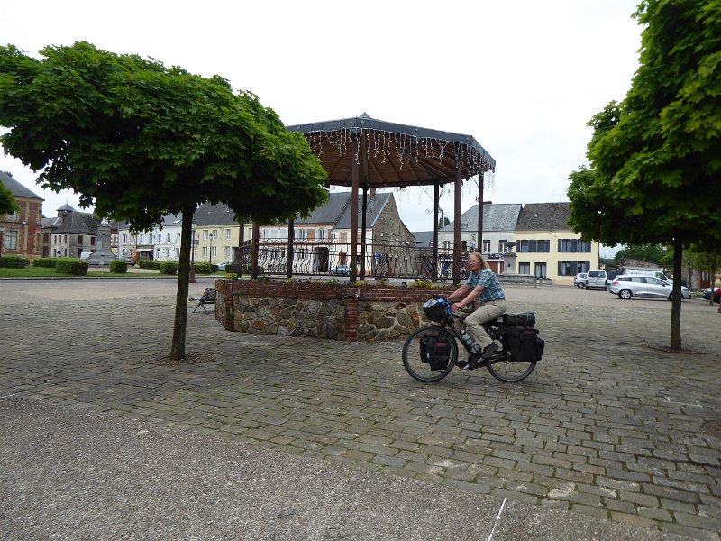 P1020164_SignyLePetit-Muziektent-NJ.JPG - Het marktplein en de muziektent in Signy-le-Petit.