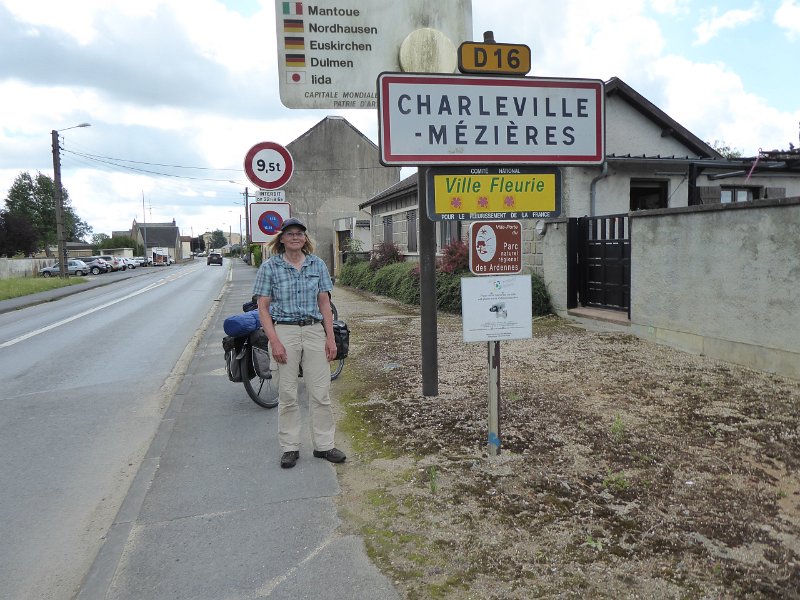 P1020195_CharlevilleM-NJ.JPG - Voorbij This maken we een hele lange afdaling: we vallen het Maasdal in. Bij Charleville verlaten we de Groene Valleien en pakken de Maas op. Vanaf dat moment rijden we grotendeels vlak.