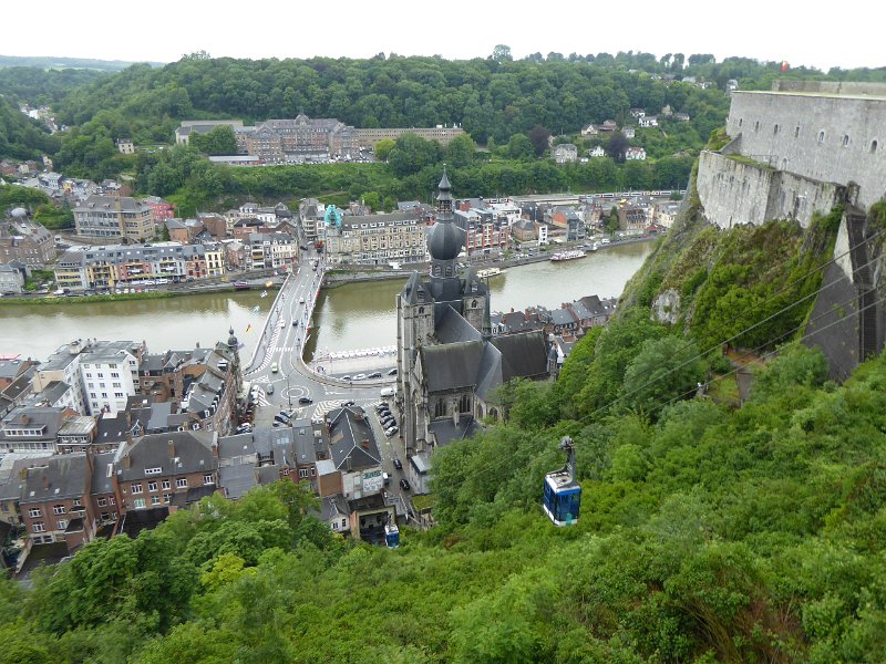 P1020271_Dinant.JPG - Die dag komen we tot aan Dinant. Daar blijven we weer twee nachten. De tweede ochtend regent het pijpestelen. Eerst verkennen we Dinant uitgebreid.