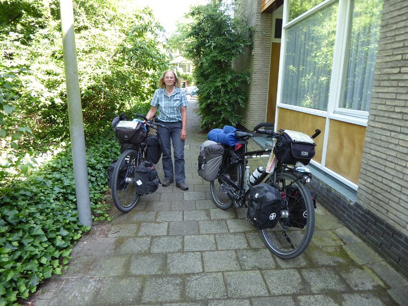 P1020369.JPG - Ondanks een noordwesten wind doen we die laatste dag verrassend snel. Na 1410 kilometer zijn we weer thuis. Poepie-bruin - maar wel alleen ons hoofd en onderarmen.