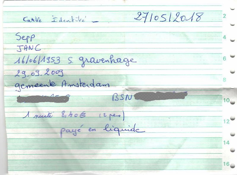 Scan-Camping-Petit-Preux.JPG - Ik word gesommeerd me te identificeren en met de tong uit de mond schrijft een van de standplaatshouders mijn gegevens over. "Pour la police, vous savez?" Vervolgens moeten we betalen - 8,40! Ik krijg een keurig recu. Dan ontdooit iedereen en komt de fles wijn op tafel.