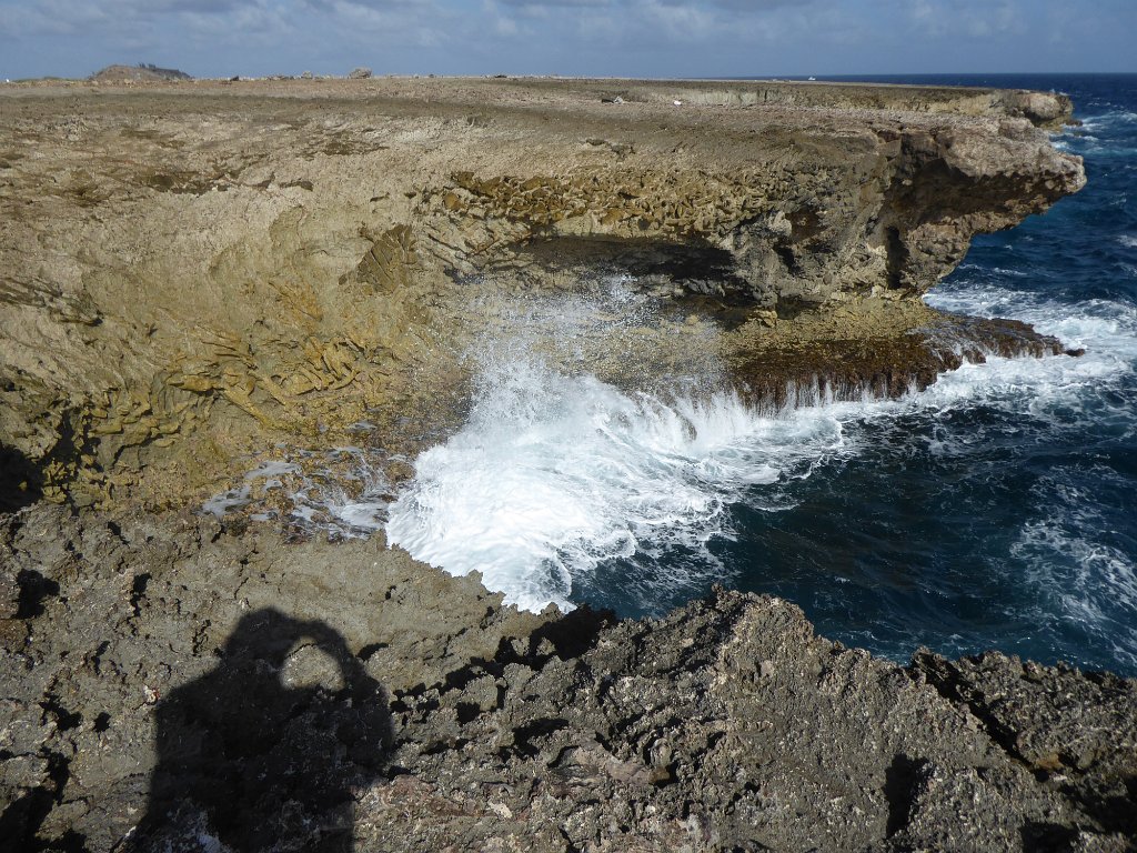P1030846.JPG - Een "Blowhole" waar de golven in spoelen, lucht samenpersen er met veel geweld weer uitgeblazen worden.
