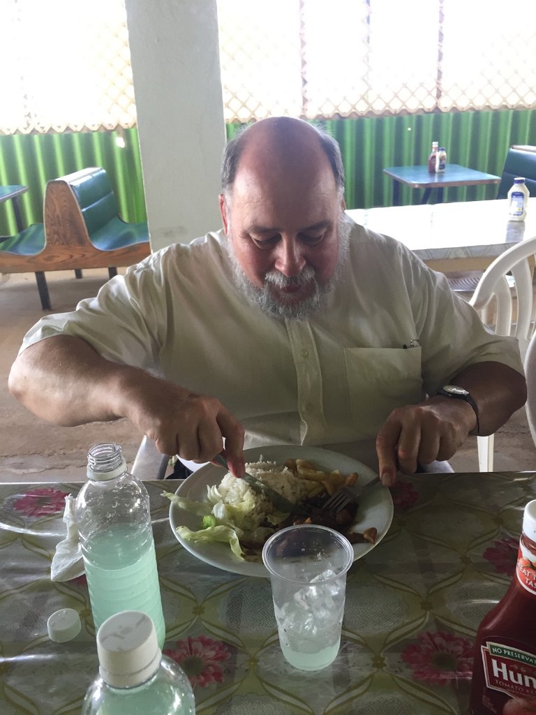 signal-2019-01-12-144824.jpg - Jan Sepp eet cabrito. Aanbevolen, ga ervoor naar Bonaire. Met lekkere lokale limoenlimonade. (Foto: Ethu Nicolaas)
