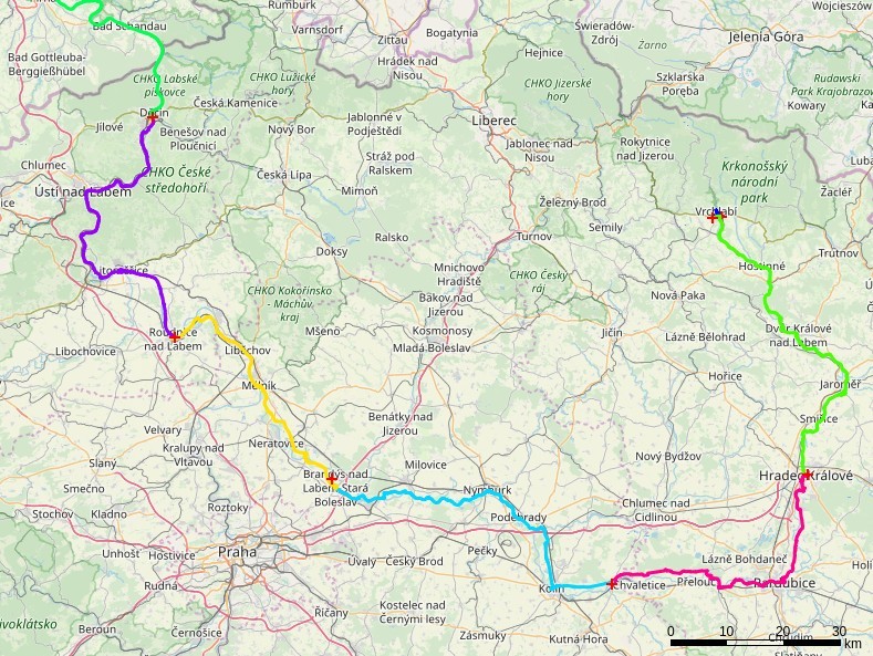 00-Deel1-Tsjechie.jpg - Zo, dat was Praag. Nu even de Elbe af fietsen. Het Tsjechische deel is een soort scheve U. We kunnen met het openbaar vervoer niet helemaal bij de bron komen, dus we beginnen een kilometer of 20 verderop, in Vrchlabí.
