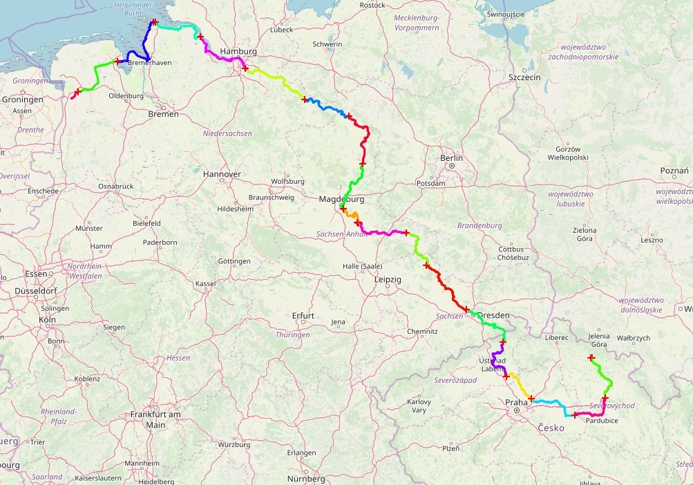 00-HeleRoute.jpg - Eerst twee dagen Praag, toen door Tsjechië en Duitsland de Elbe afgezakt. Iedere kleurlijn staat voor een dag fietsen, tussen de 70 en de 105 kilometer per dag.