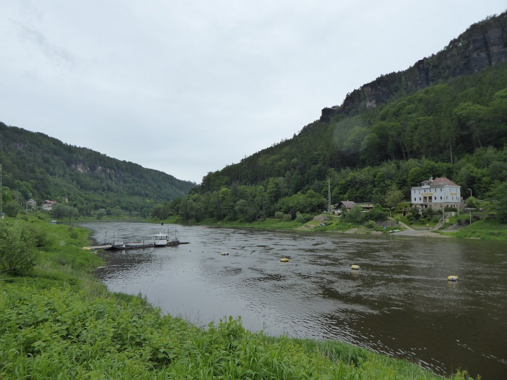 P1050063.JPG - 29 mei fietsen we weer verder, richting Duitse grens. Tussen Decin en Bad Schandau.