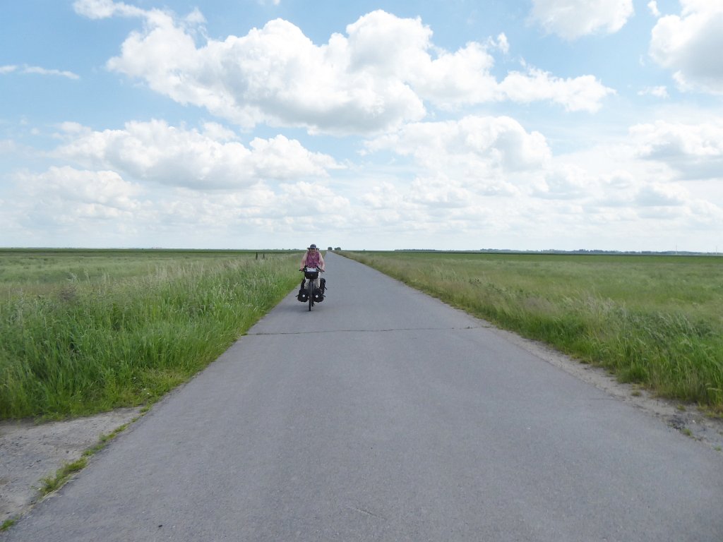 P1050496.JPG - Harde wind tegen, kaal land. Zeker 20 kilometer tegen de wind in en geen spoor van beschutting, of zelfs maar afwisseling. Nog erger dan Noordoost-Groningen! We zijn die avond doodmoe.