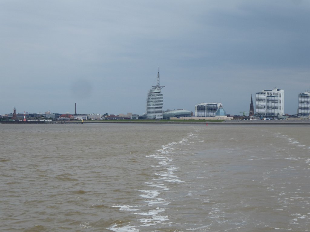 P1050533.JPG - We blijven net lang genoeg in Bremerhaven om een lunch op een bankje te eten. Dan steken we de Weser over met de pont naar Butjadingerland.