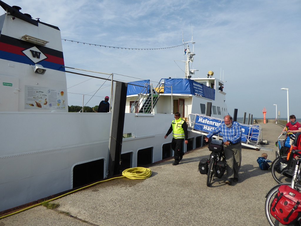 P1050555.JPG - We rekenden op de pont naar Wilhelmshaven - blijkt die maar vier dagen per maand te varen. Maar we hebben geluk: vandaag! Dat scheelt 80 kilometer omfietsen.