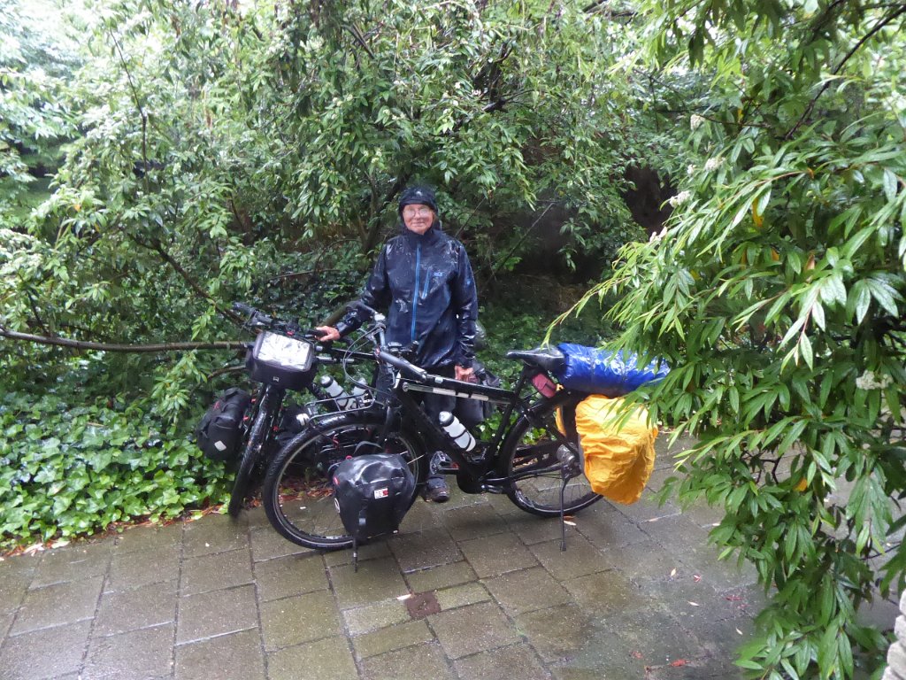 P1050584.JPG - Weer thuis, in de gietregen!
