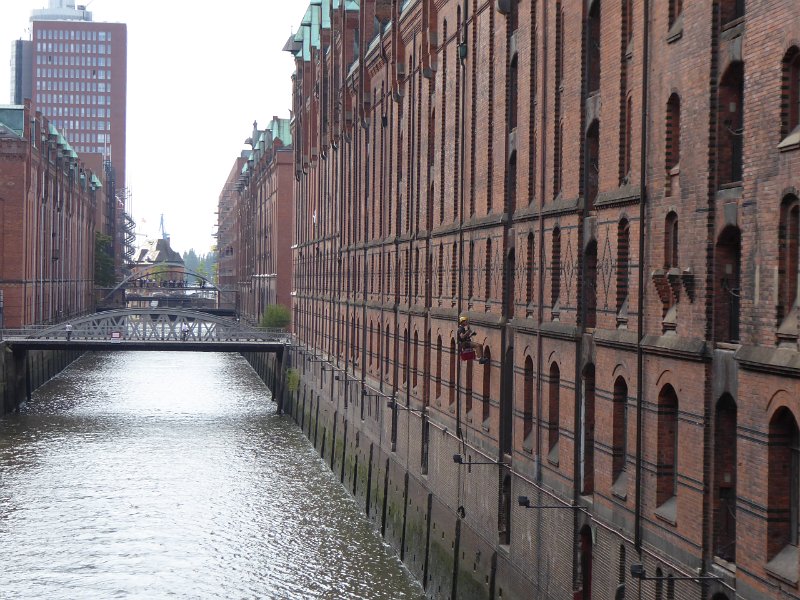 P1060091.JPG - De Brooksfleet midden in de Speicherstadt, met pakhuizen, deels nog in gebruik.