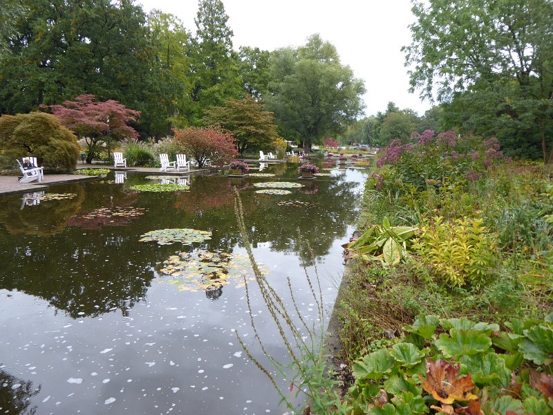 P1060166.JPG - We proberen in "Planten und Blomen" de fontein te betrappen, maar dat mislukt.  Maar de "kleine Fontänen" zijn intiemer. Helaas geen weer om zo'n stoel te nemen.