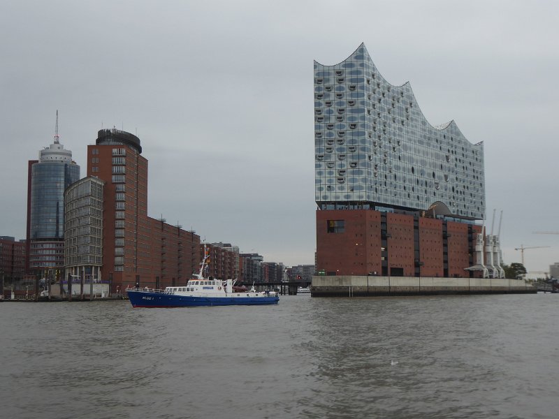 P1060188.JPG - We pakken een pont terug naar huis. Die brengt ons naar de steiger van de Elbphilharmonie.