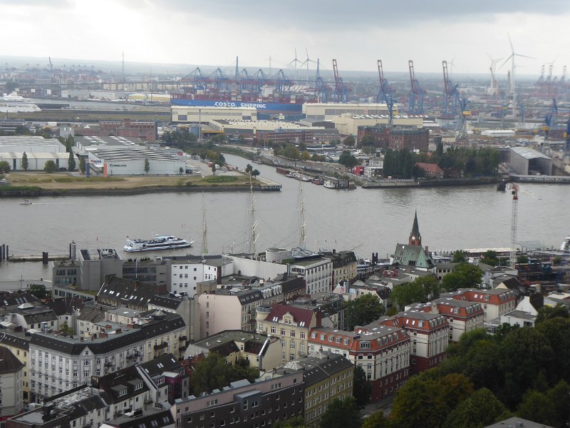 P1060218.JPG - Naar het zuiden: de havens. Midden-voorgrond: de Scandinavische kerk en links daarvan de masten van Rickmer Rickmers. 
