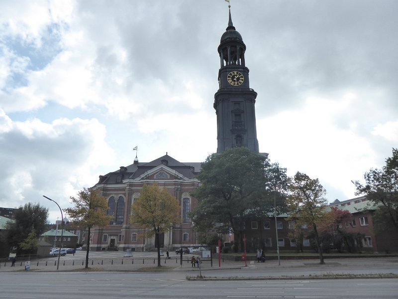 P1060224.JPG - We pakken in Finkenwerder de pont naar Teufelsbrück aan de noordoever, en vandaar de bus terug naar de stad. Daarna bekijken - en beklimmen - we de "Hauptkirche St. Michaelis".