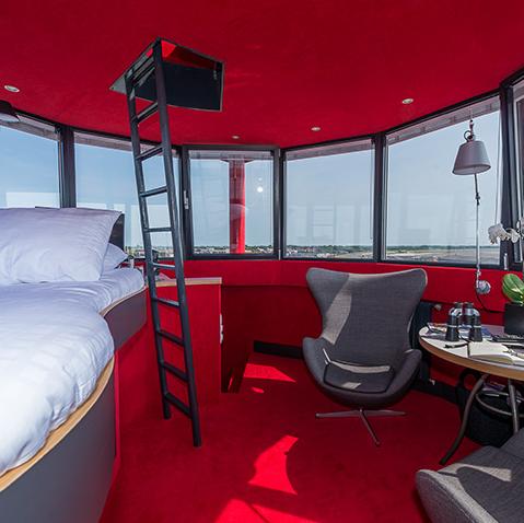 Interieur-Vuurtoren-1.jpg - De woonkamer. Twee stoelen, een tafel, een bed, en de ladder naar boven.