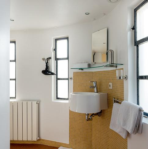 Interieur-Vuurtoren-4.jpg - De badkamer is heel ingenieus ingebouwd in het trappenhuis.
