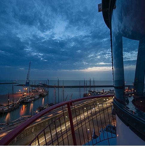 Interieur-Vuurtoren-5.jpg - Je mag op de omloop rond het licht. Maar deze foto hebben we gestolen.