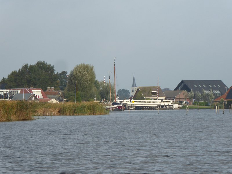P1090154.JPG - De brug bij Nijesyl, in het vaarwater naar Bolsward.