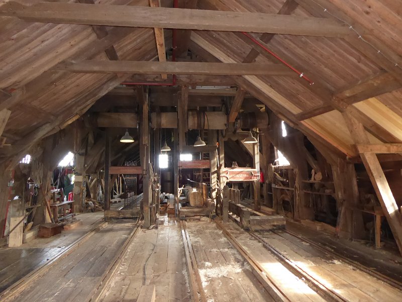 P1090174.JPG - Het interieur van de molen. Drie zaagramen, van groot naar klein. Onze boom komt in de linker, de grootste zaag. 