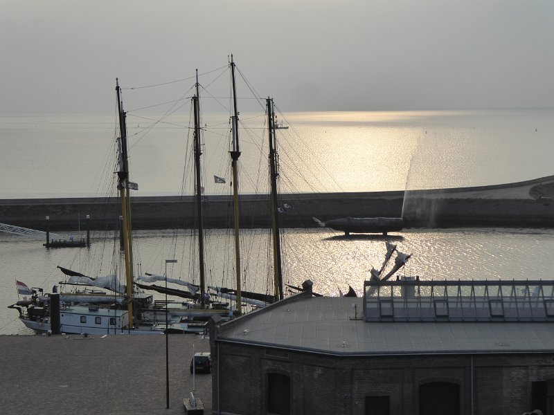 P1090342.JPG - De Walvis spuit. Logisch, het is immers een fontein. Maar hij spuit maar af en toe. Nanette timet hem: op woensdagavond eens in de 5 minuten en 10 seconden. Eb: de Walvis staat op pootjes.