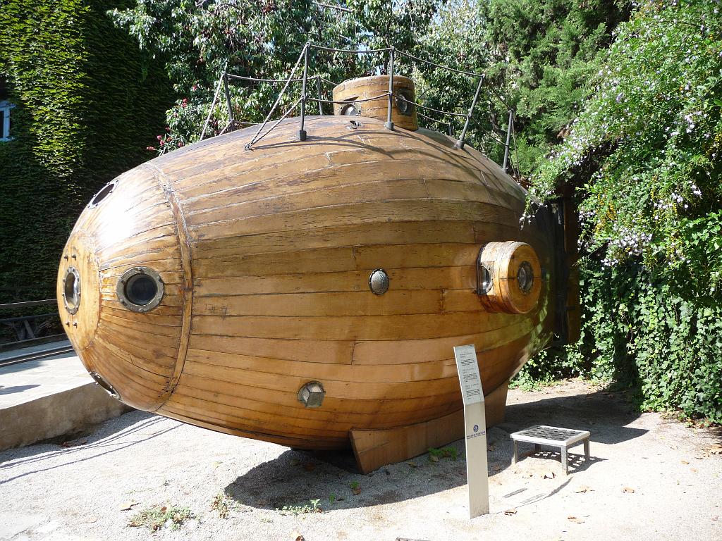 110_Ictineo_I.JPG - In de tuin van het museum een nòg ouder duikbootje. Heeft ook echt gevaren, zo wordt ons verzekerd.
