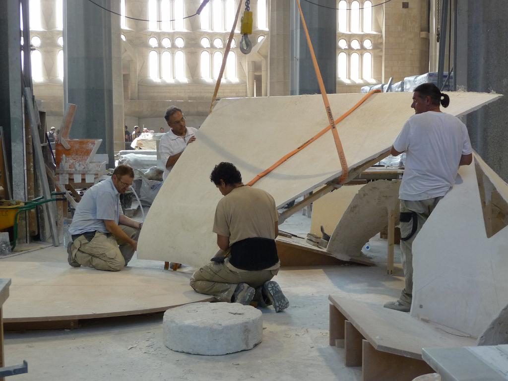 125_Modelmakers.JPG - Die middag naar de Sagrada Familia, die waanzinnige kerk van Gaudi. Zò moeilijk van constructie dat er in de kerk een aparte groep modelmakers is die de te bouwen stukken eerst op schaal bouwen.