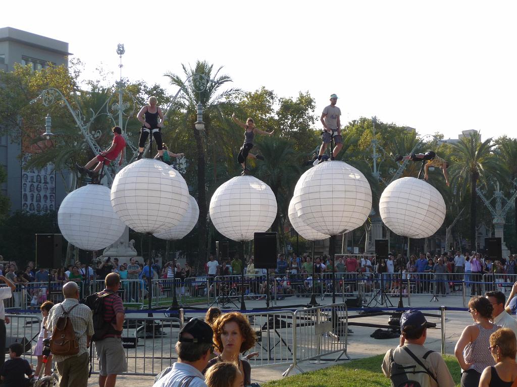 288_MerceAcrobaten.JPG - En ook elders was van alles te doen. Elke avond Habaneras in de haven. Leuk, dachten we. Blijken Habaneras toch gewoon smartlappen te zijn! Overal kleine podia, met muziek, dans en acrobatiek, zoals hier bij de Arc de Triomf. Publieksparticipatie was mogelijk. Ik heb Nanette lijfelijk weggesleurd.