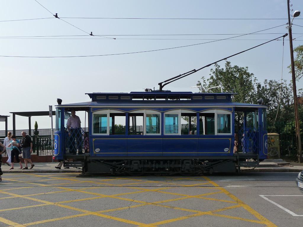 317_BlauweTram.JPG - De volgende morgen naar Tibidabo, de heuvel achter Barcelona, in het westen. Dat hoor je traditioneel te doen met de Blauwe Tram en de Funicular.
