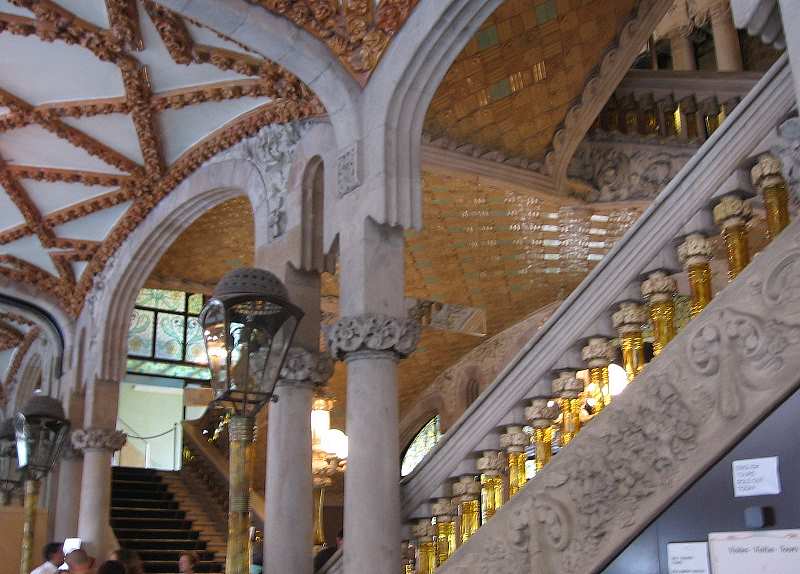 324-Palau_de_la_Musica_Catalana_foyer.jpg - Die avond hadden we kaartjes voor het concertgebouw, het Palau de la Música Catalana. Weer zo'n Jugendstil (Modernisme, noemen ze het in Spanje) suikertaart. Mooi door overdaad.