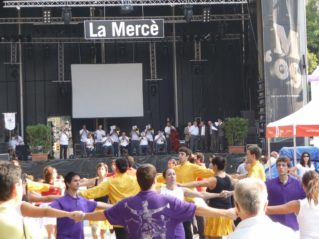 338_Sardanes.JPG - De volgende dag stonden, in het kader van de Mercè, wedstrijden Sardanes dansen op het programma. Sardanes zijn heel brave rondedansen, waar beslist geen kleine Catalaantjes van komen.