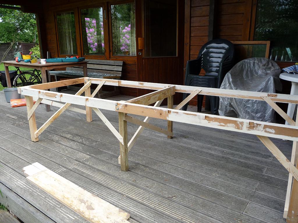 0170_Bouwframe.JPG - Hè-hè, de stelling is af. Hij werd maar mooier en mooier, en zwaarder en zwaarder. Het heeft ons wel twee dagen gekost, maar nu kun je de Titanic er op bouwen! Meer ter zake: we kunnen er beiden op zitten zonder dat hij instort.