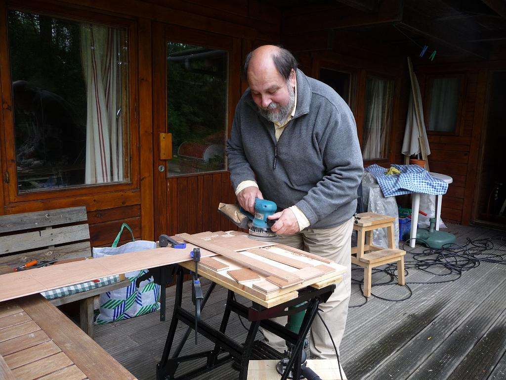 0236_Schuren.JPG - Na het frezen doen we het fijne werk met de schuurmachine. De eerste paar platen zijn nog wat hobbelig, maar de vijfde en de laatste plaat worden prachtig!