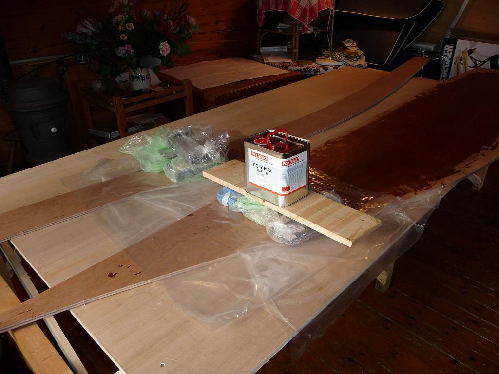 0242_Aandrukken.JPG - Plastic eronder en ertussen, want epoxy houdt niet op (polypropyleen) plastic. Flink aandrukken, maar niet té: je mag de lijm er niet uitpersen. En dan, volgens onze instructievideo: "Go to the pub, have your tea, but whatever you do, DON'T touch it until the morning." We volgen de instructies trouw op en gaan in het dorp eten.