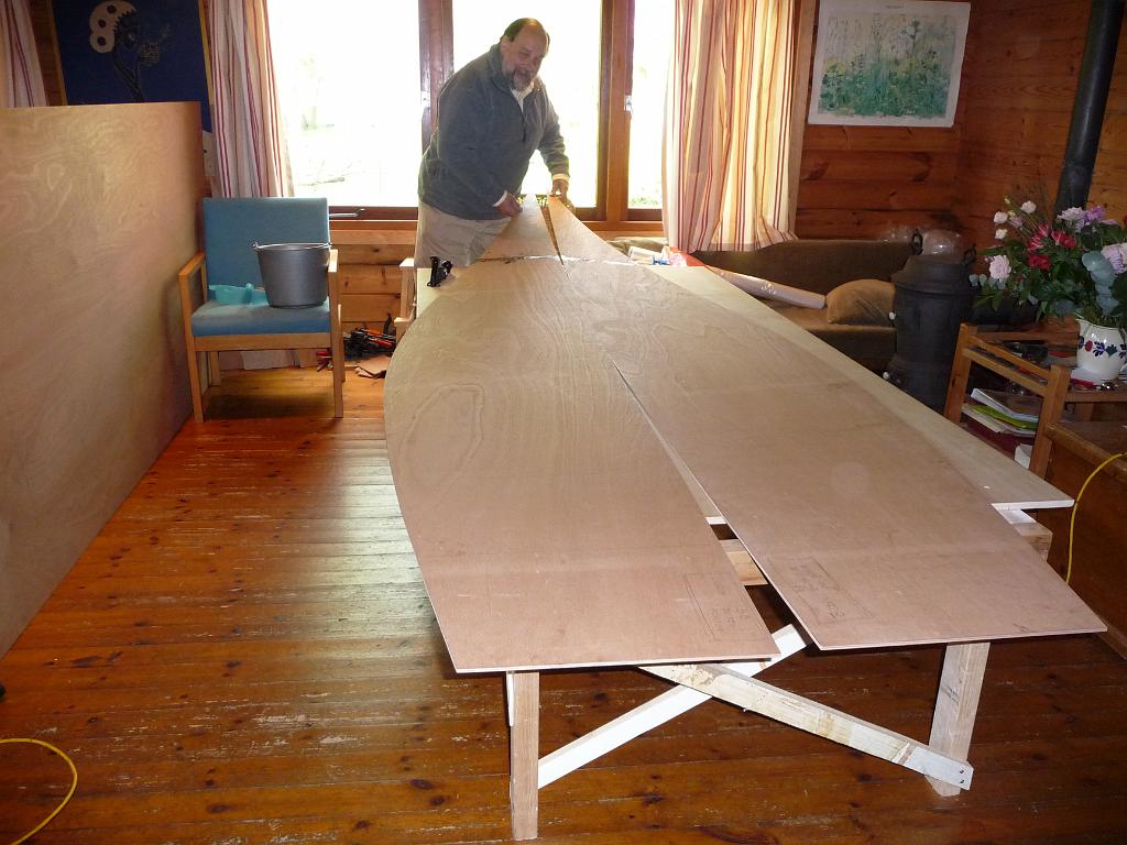0247_BodemCompleet.JPG - De volgende ochtend zijn de bodemplaten hard. De las is officieel steviger dan het hout zelf. Zou het kloppen? Ja hoor, geen probleem.