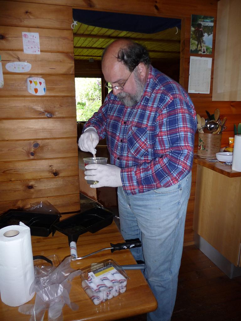 0387_EpoxyMengen.JPG - Mengen van epoxy. Smerig spul, daarvoor wil je graag oude kleren, plastic handschoenen en natuurlijk een laag plastic op je lijmtafel (die normaal gesproken een eettafel is ... ) hebben!