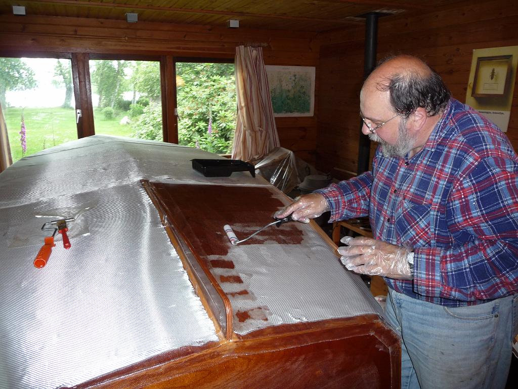 0481_Glasmat.JPG - Als de tape droog is gaat de glasmat eroverheen. Fascinerend spul: vrij fijn geweven en als je het insmeert met epoxy wordt het helemaal doorschijnend.