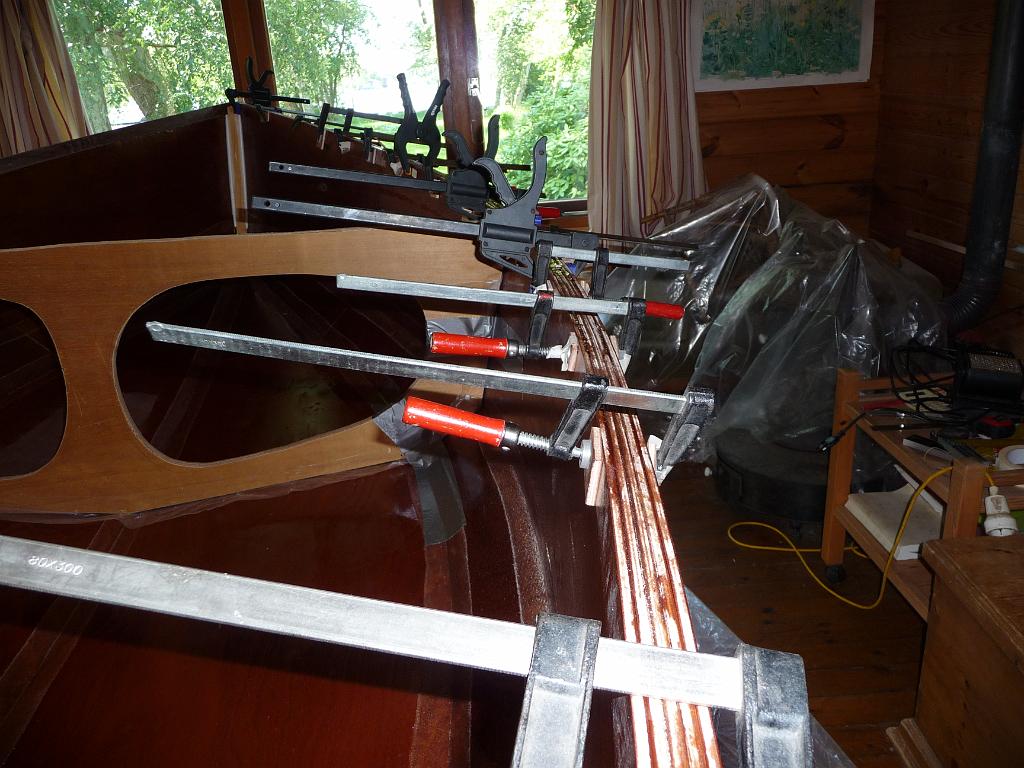 0493_StuurboordsGunnel.JPG - We komen niet verder dan het opzetten van de stootrand aan één kant. Dan zijn al onze (21!) lijmklemmen bezet.