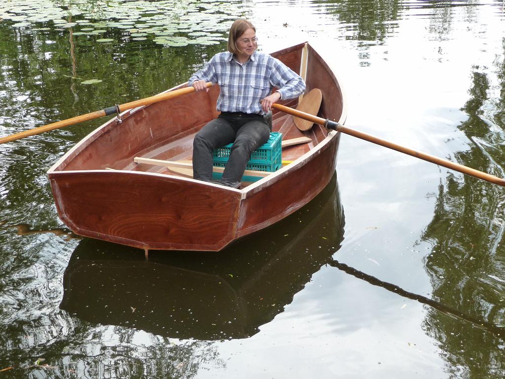 0528_TeWater.JPG - ... uitproberen! En zo gaat hij voor het eerst te water. Ongedoopt, onafgewerkt. Maar hij is waterdicht en hij roeit vederlicht!