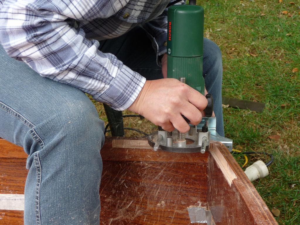 0915_FrezenKnieen.JPG - De knieën vallen deels in de stootrand. Die moet dus 12 mm uitgefreesd worden.