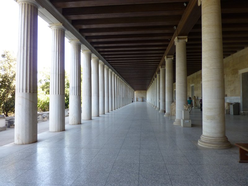P1080367.JPG - In de jaren '30 van de twintigste eeuw hebben de Amerikanen de Stoa (het overdekte winkelcentrum) aan de Agora gereconstrueerd. Waarschijnlijk niet nauwkeurig, maar wel imposant.