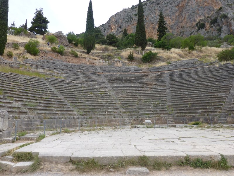 P1090469.JPG - De toneelschrijvers en -spelers kwamen op mensenmenigten af, zoals in Delphi. Geen wonder dat er een groot amphitheater was. Is, want het is in principe nog bruikbaar.