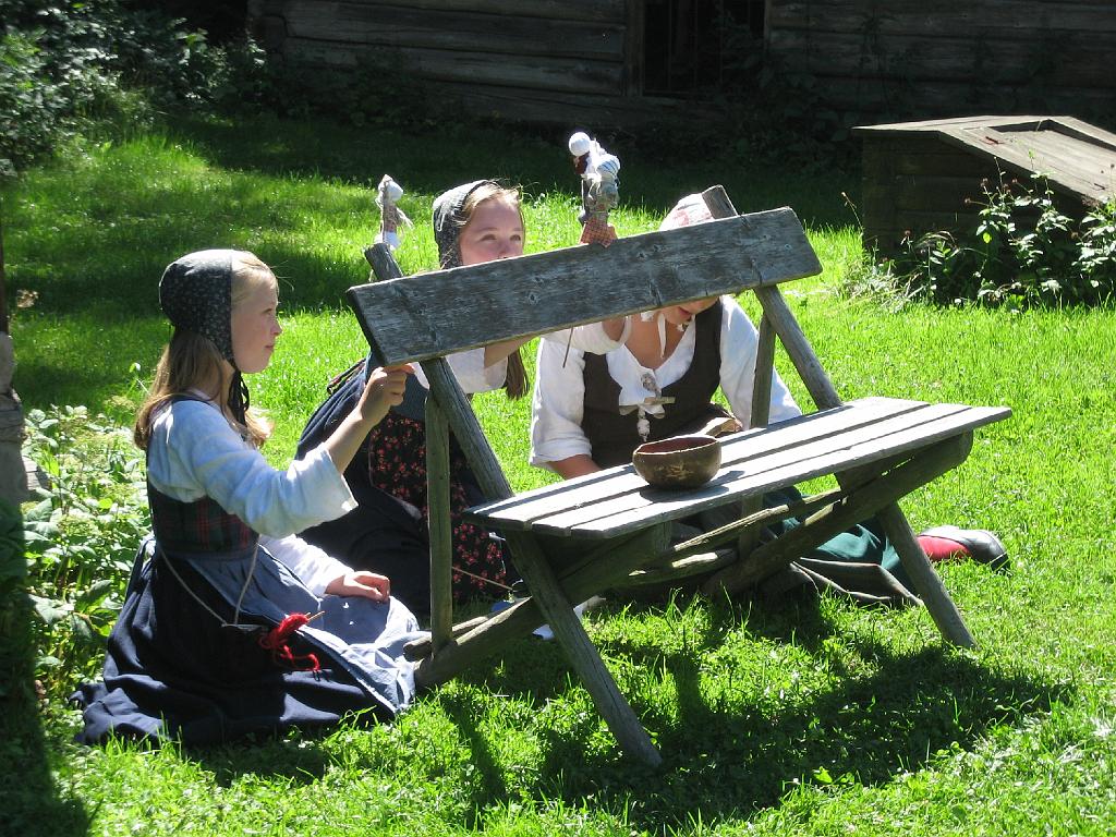 5480_OsloMuseumPoppenspel.jpg - Deze meisjes waren in klederdracht in het openluchtmuseum aan het oefenen voor een poppenkastopvoering.