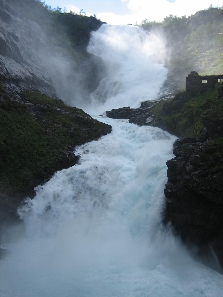 5618_Kjosfossen.jpg - De Flâmbanen volgt zoveel mogelijk het beekdal. Totdat de beek een waterval wordt. De enige treinroute die ik ken met haarspeldbochten!