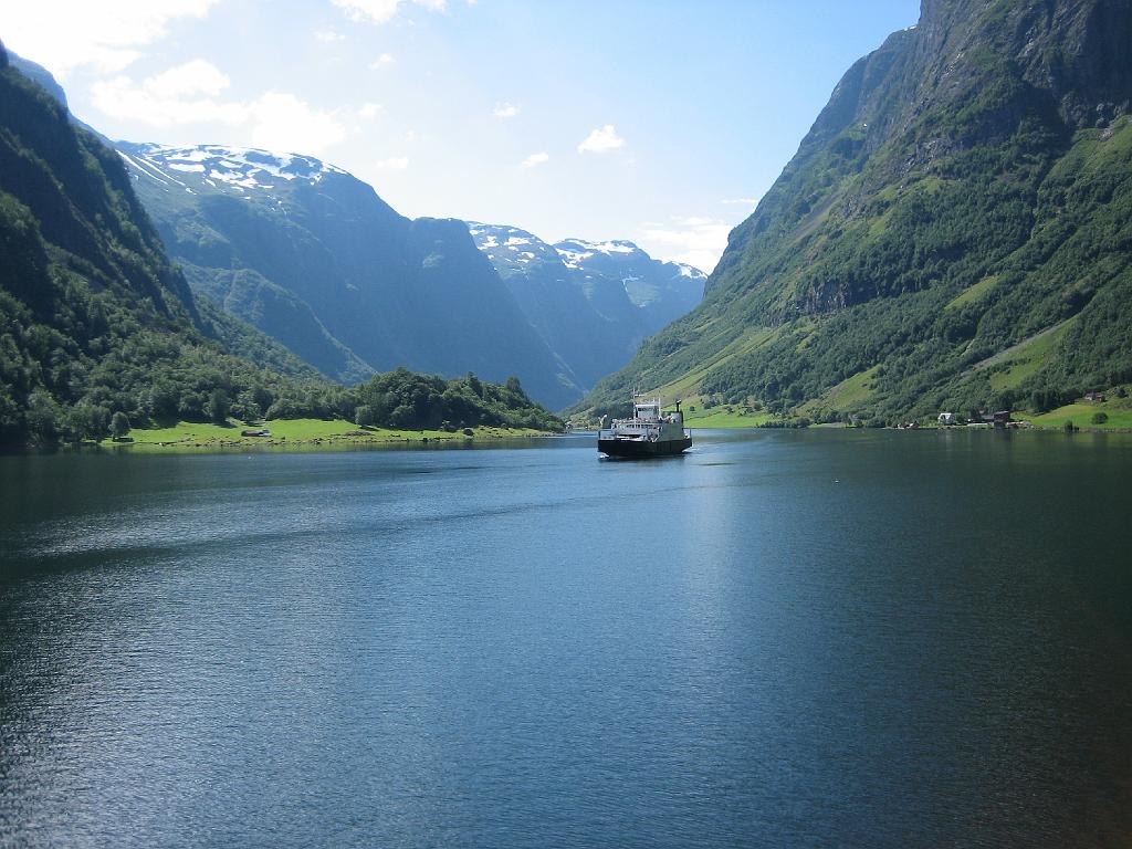 5717_Naeroyfjorden.jpg - Dit soort ponten. Voor een tientje vaar je twee uur mee.