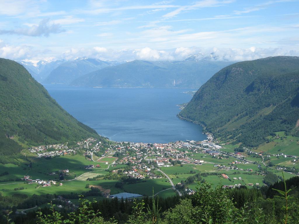 5828_Vik.jpg - En dan ineens kom je weer bij de Sognefjord uit. Het stadje Vik.