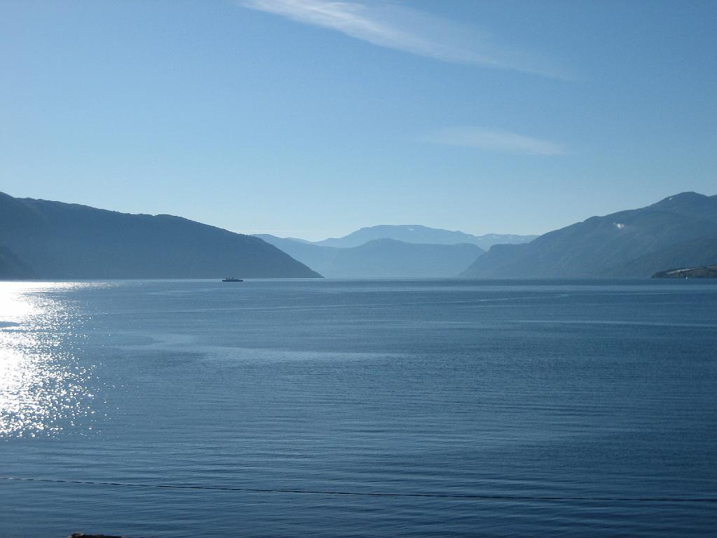 5968_BalestrandHotelUitzicht.jpg - Uitzicht vanuit onze hotelkamer. Sognefjord in het morgenlicht.