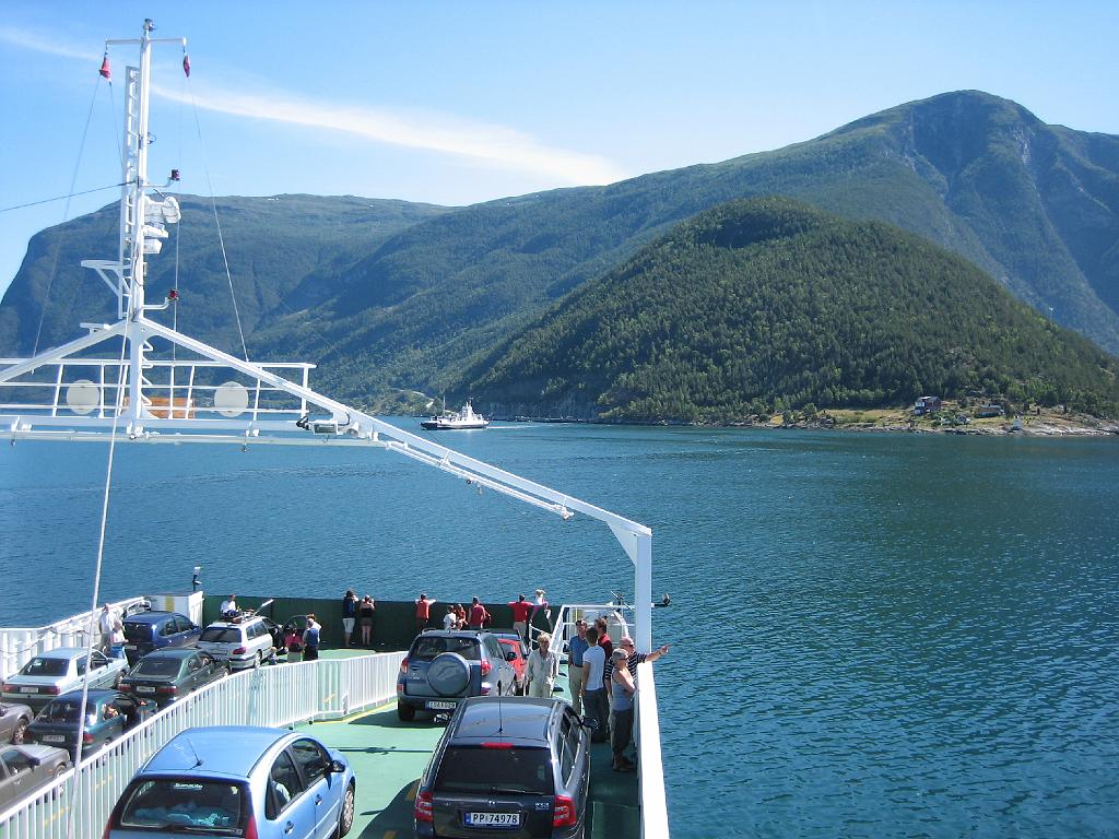 5992_ManhellerFodnessPont.jpg - Op weg terug naar Oslo. Laatste pont: nog eenmaal de Sognefjord overgestoken.