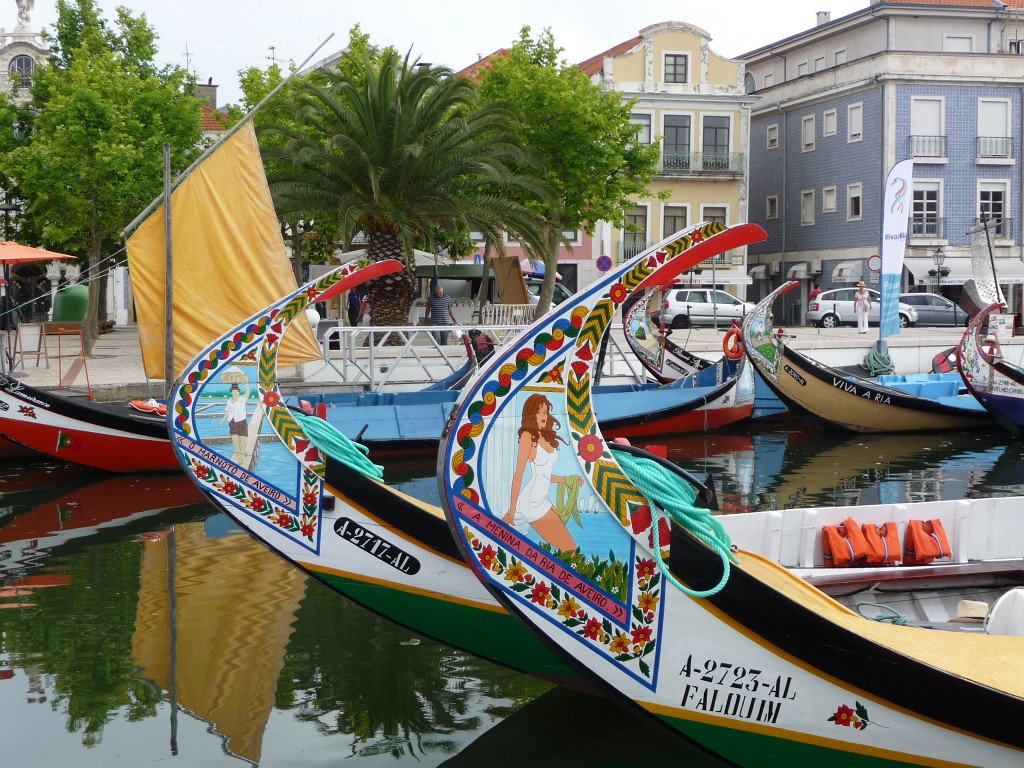 P1050714.JPG - Aveiro is volledig vertouristiekt. De oude wier-vissersboten zijn nu rondvaartboten - maar nog mèt de originele schilderingen.