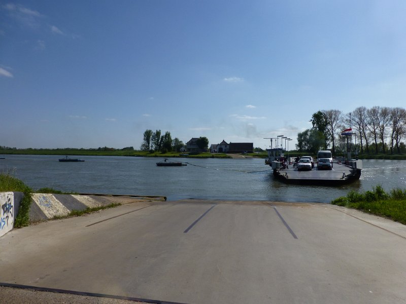 P1050934.JPG - De motor-gierpont over de Lek bij Elst. Later zouden we ponten tegenkomen die nog echt gieren.